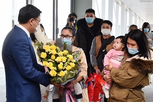 First flight brings Vietnamese citizens home safely from Ukraine